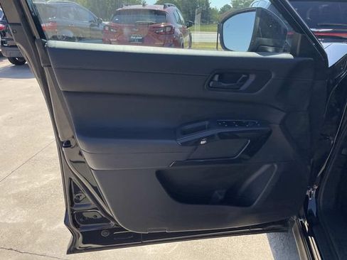 Used 2025 Nissan Pathfinder SV FWD image 12