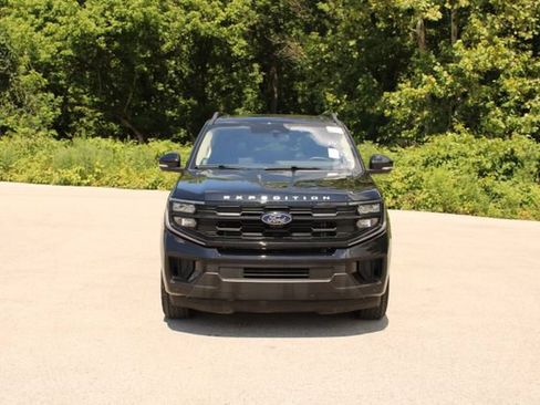 Used 2025 Ford Expedition Active AWD/4WD image 2