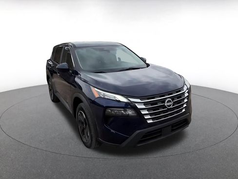 Used 2025 Nissan Rogue SV image 3