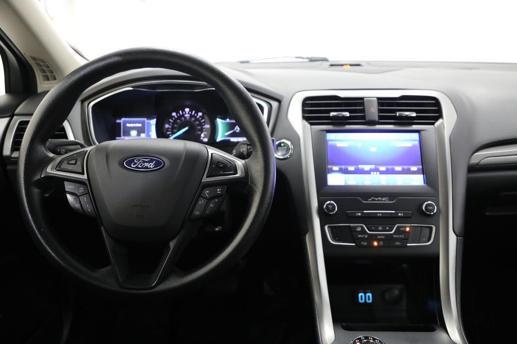Used 2020 Ford Fusion SE FWD image 2