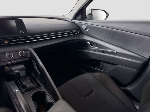 Certified 2025 Hyundai Elantra SE image 22