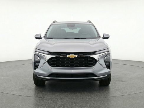 Used 2025 Chevrolet Trax LT w/ LT Convenience Package image 2
