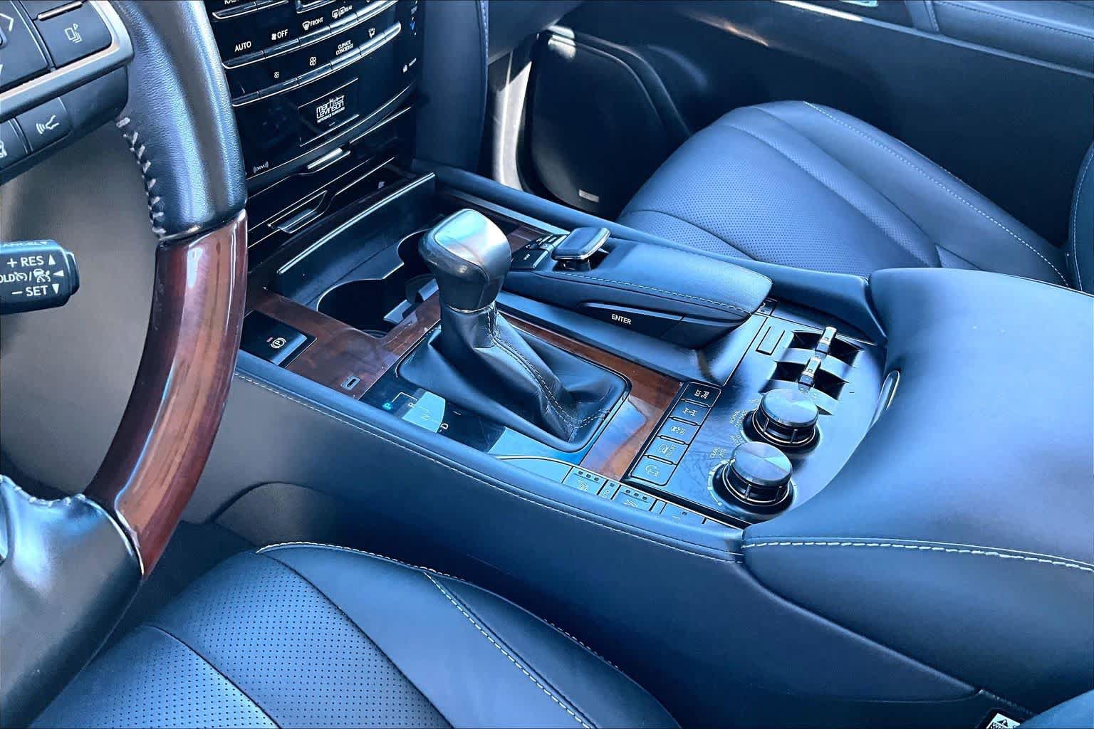 Used 2021 Lexus LX 570 4WD w/ Luxury Package image 17