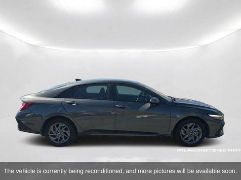 Used 2025 Hyundai Elantra Hybrid FWD image 4