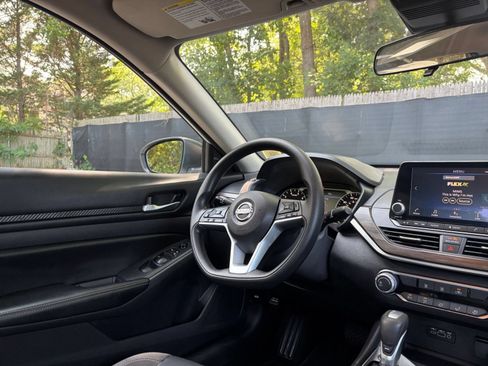 Used 2025 Nissan Altima 2.5 SV FWD image 34