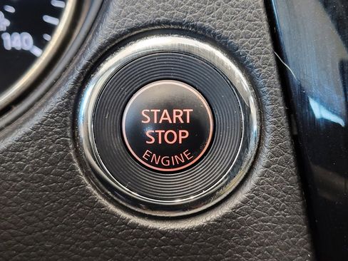 Used 2018 Nissan Rogue SV FWD image 32