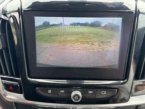 Used 2019 Chevrolet Traverse LT FWD image 17