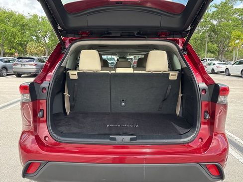 Used 2020 Toyota Highlander XLE FWD image 29