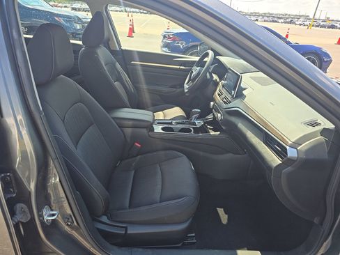 Used 2023 Nissan Altima 2.5 SV FWD image 14