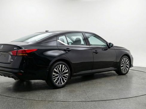 Used 2025 Nissan Altima 2.5 SV FWD image 9