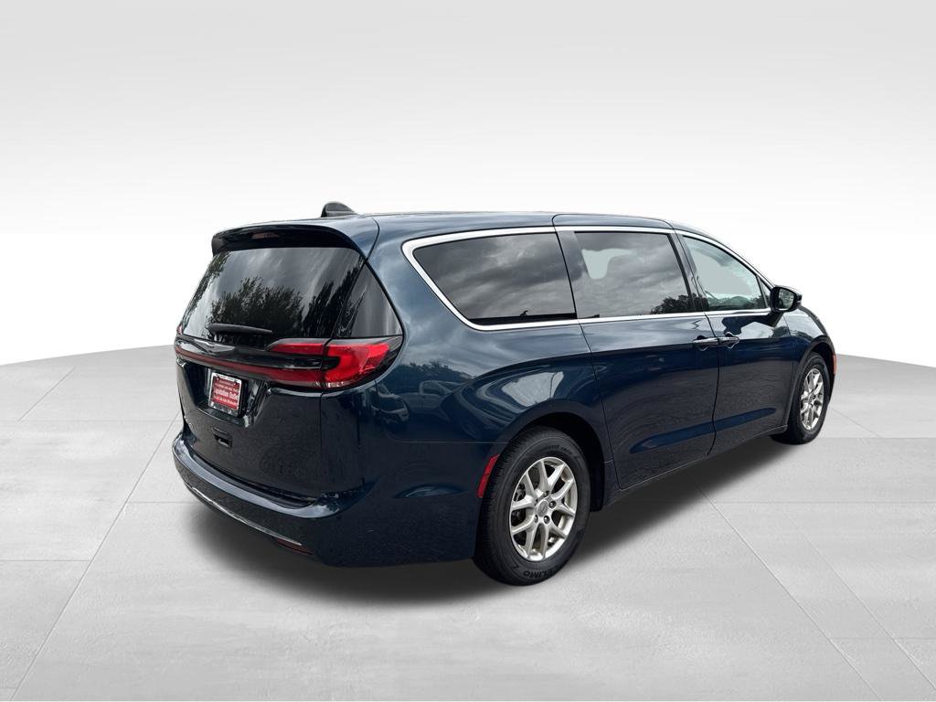 Used 2023 Chrysler Pacifica Touring-L FWD image 9