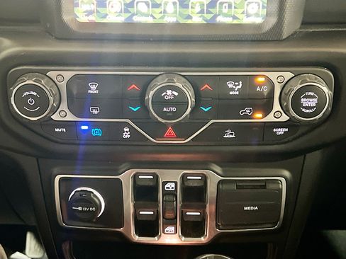 Used 2023 Jeep Wrangler Unlimited Sahara AWD/4WD image 12