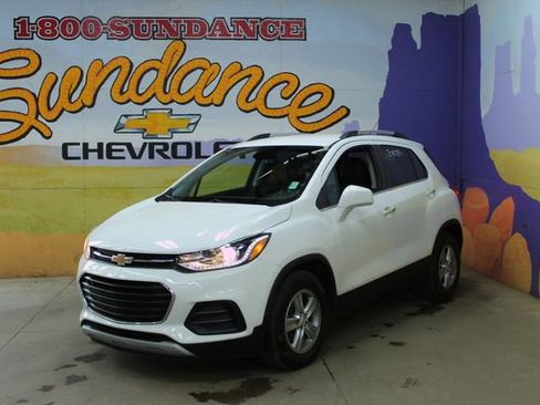 Used 2020 Chevrolet Trax LT w/ LT Convenience Package FWD image 2