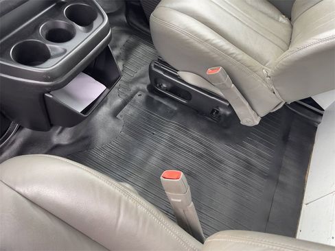 Used 2010 Chevrolet Express 2500 image 28