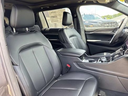 New 2025 Jeep Grand Cherokee L Limited AWD/4WD image 13