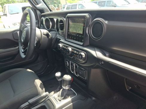 Used 2023 Jeep Gladiator Sport AWD/4WD image 12