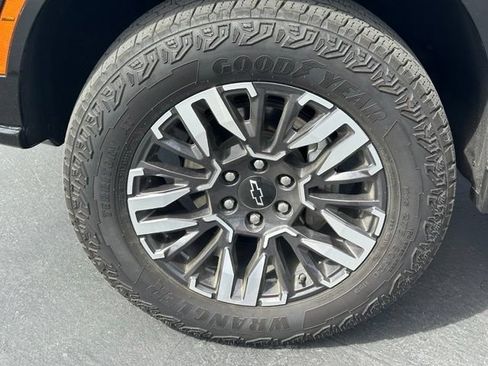 Certified 2025 Chevrolet Suburban Z71 AWD/4WD image 14