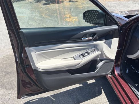 Used 2025 Nissan Altima 2.5 SV FWD image 15