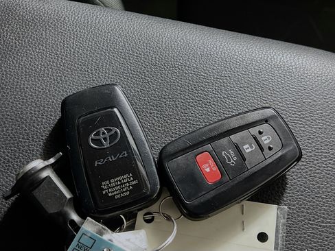 Used 2025 Toyota RAV4 XLE image 36