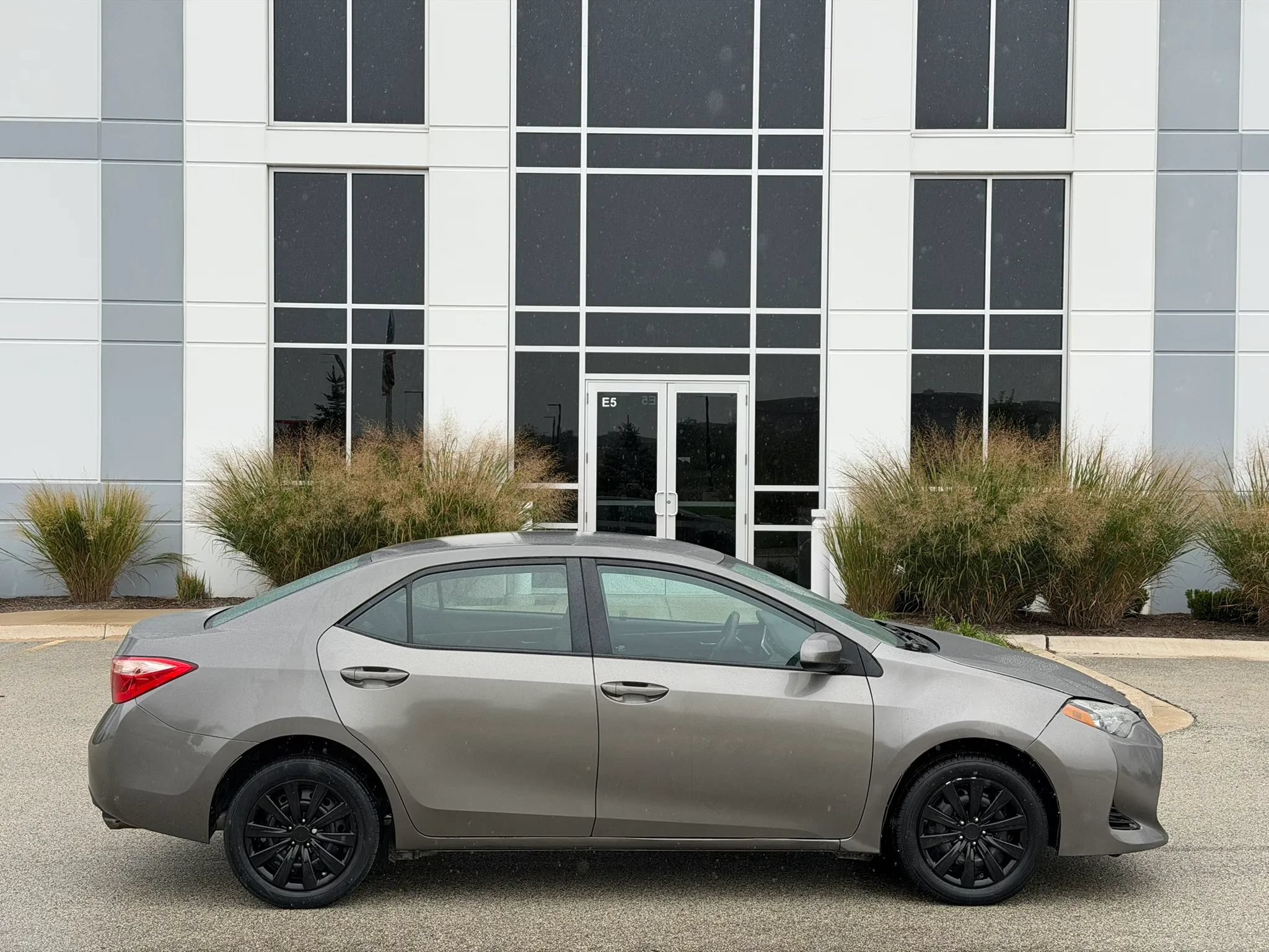 Used 2017 Toyota Corolla LE FWD image 4