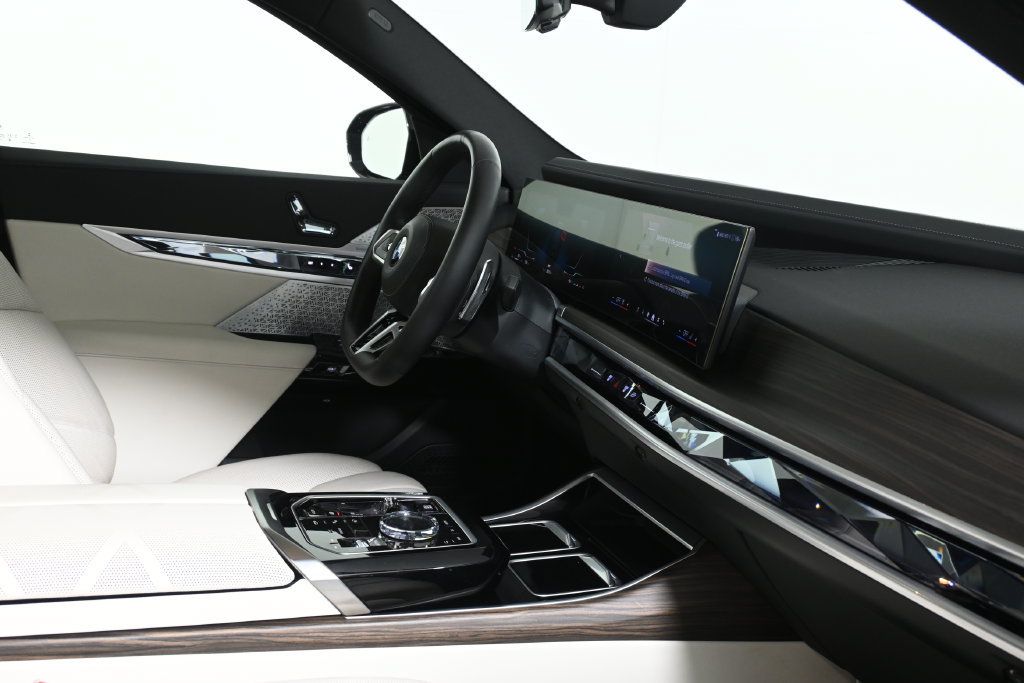 Certified 2023 BMW 760i xDrive w/ Executive Package AWD/4WD image 32