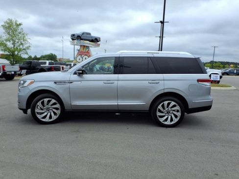 Used 2024 Lincoln Navigator Reserve image 6