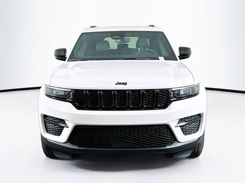 Used 2023 Jeep Grand Cherokee Altitude RWD image 2