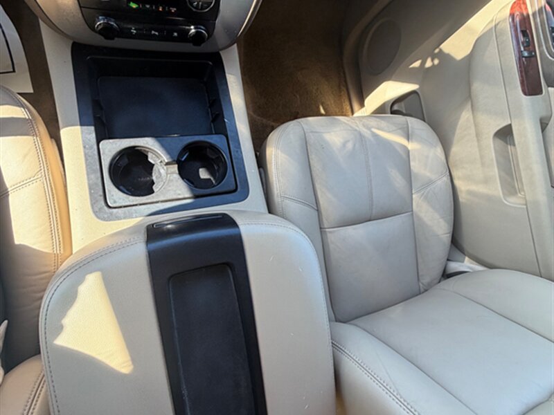 Used 2011 GMC Yukon XL SLT w/ SLT-2 Equipment Package AWD/4WD image 17