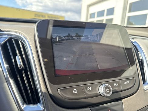 Used 2018 Chevrolet Malibu Premier w/ Premier Sun and Wheel Package FWD image 17