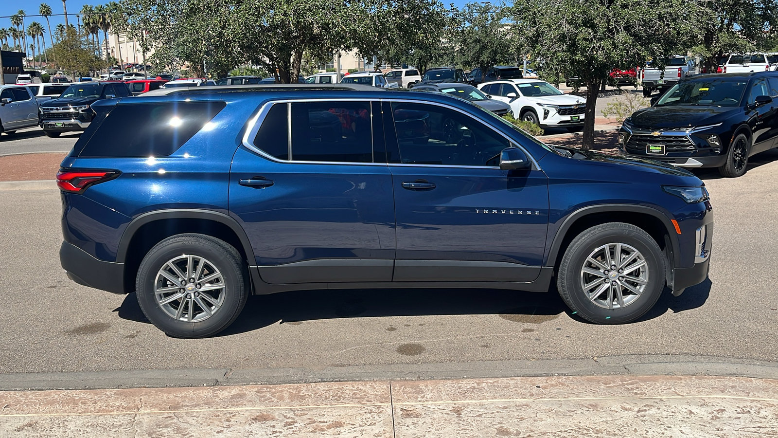 Used 2023 Chevrolet Traverse LT FWD image 9