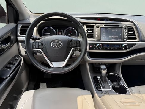 Used 2019 Toyota Highlander XLE FWD image 22
