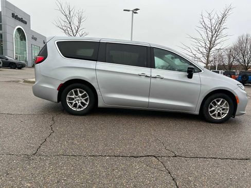 Certified 2024 Chrysler Pacifica Touring-L image 12