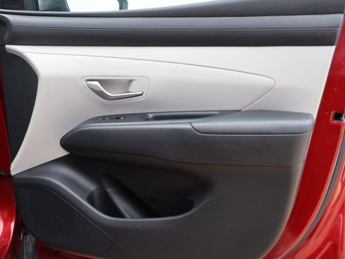 Certified 2025 Hyundai Tucson SE image 9