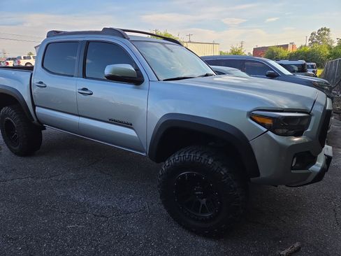 Used 2022 Toyota Tacoma TRD Off-Road w/ Technology Package AWD/4WD image 6