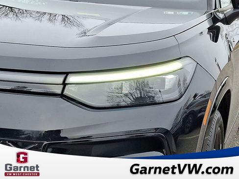 Certified 2025 Volkswagen Tiguan SE R-Line image 10