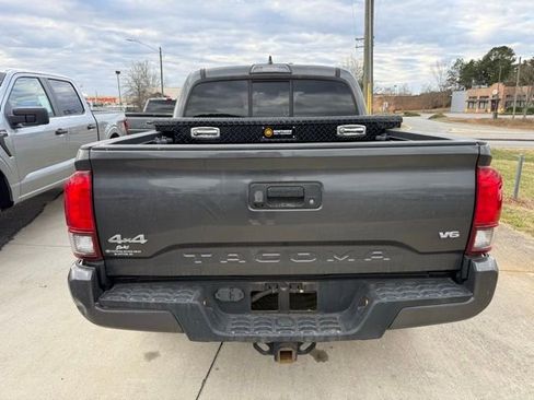 Used 2019 Toyota Tacoma SR image 9