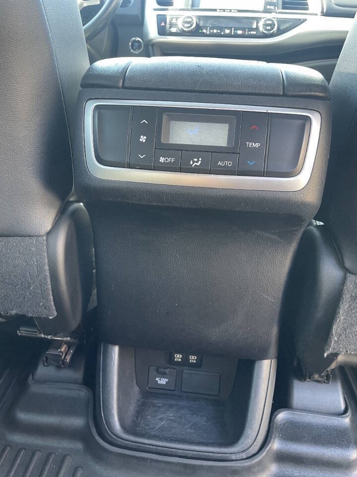 Used 2017 Toyota Highlander XLE FWD image 18