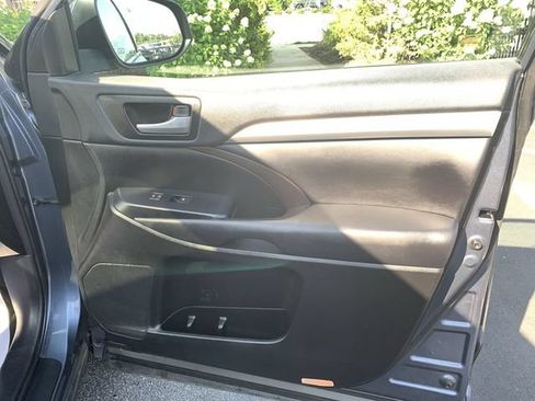 Used 2018 Toyota Highlander XLE AWD/4WD image 12