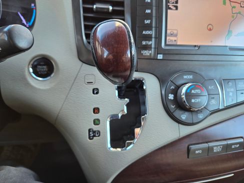 Used 2013 Toyota Sienna Limited image 18