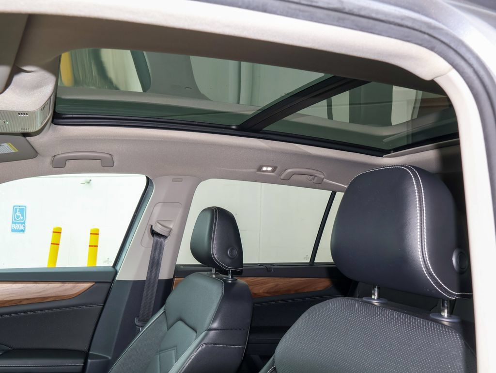 Used 2024 Volkswagen Atlas SE w/ Panoramic Sunroof Package AWD/4WD image 13