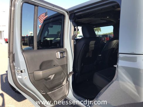 New 2025 Jeep Gladiator Sport image 9