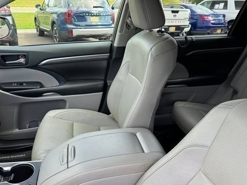 Used 2019 Toyota Highlander Limited Platinum AWD/4WD image 7