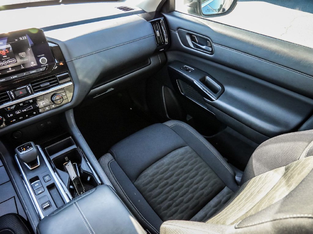 Used 2025 Nissan Pathfinder SV w/ SV Premium Package FWD image 32