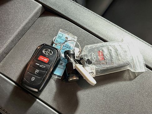 Used 2025 Toyota Highlander XLE AWD/4WD image 36
