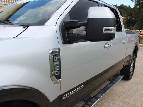Used 2017 Ford F250 Lariat w/ Lariat Ultimate Package AWD/4WD image 26