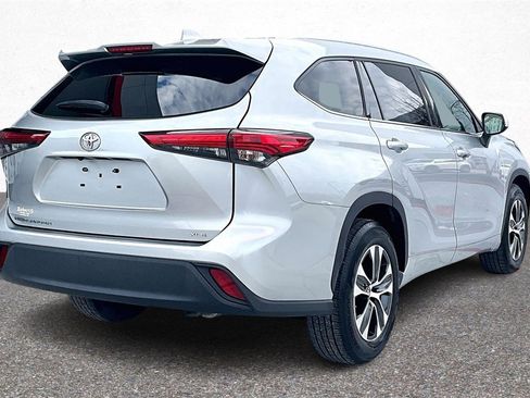 Used 2021 Toyota Highlander XLE image 5
