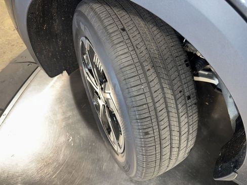 Certified 2025 Kia Niro LX image 11