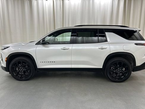 Used 2025 Chevrolet Traverse RS image 3