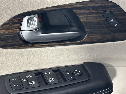 Used 2023 Chrysler Pacifica Limited FWD image 13