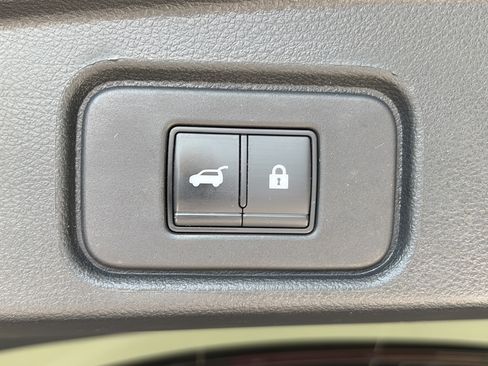 Used 2022 Nissan Pathfinder SV w/ SV Premium Package AWD/4WD image 16